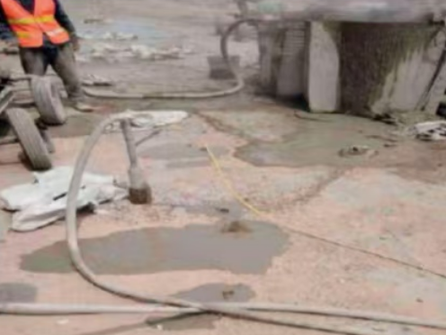 吴川水泥混凝土路面板底注浆技术 路面脱空注浆整治方案